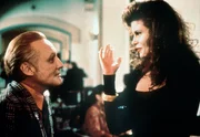 Der glücklose Gauner Red Diamond (Dennis Hopper) hat Gefallen an der Prostituierten Vikki (Lolita Davidovich) gefunden.