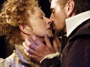 Elizabeth I. (Helen Mirren) mit ihrem engsten Verbündeten und Geliebten, dem Earl of Leicester (Jeremy Irons).