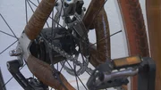 Der Rahmen aus Bambus wird hier noch weiterverarbeitet.