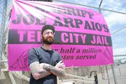 Reporter Oliver Plöger blickt hinter die Kulissen des Tent City Jail in Arizona und spricht sowohl mit dem Sheriff, als auch mit Gefangenen und Wärtern über ihren Alltag in einem der härtesten Gefängnisse Amerikas.