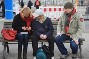Können die Streetworker Asgard Niemeier (l.) und Guido Fahrendholz (r.) dem Obdachlosen Martin (M.) ein Praktikum verschaffen?