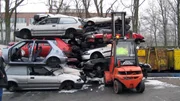 1.500 Fahrzeuge warten bei der Autoverwertung Kerstingjohänner auf sechs Stockwerken auf ihre Verschrottung. Hartes Verhandlungsgeschick und charmantes Feilschen sind gefragt, wenn Autobesitzer ihr liebgewordenes Stück vor der Verschrottung noch möglichst gewinnbringend loswerden wollen.