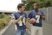 Für die Klärung ihres neuesten Falls ermitteln Shawn (James Roday, li.) und Gus (Dulé Hill) undercover in einem professionellen Footballteam.