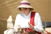 Caecilie Seler (Elisabeth Wasserscheid) hilft ihrem Mann bei seinen Forschungsvorhaben.