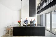Kevin McCloud (l.), Tracy Fox und Steve im minimalistischen Stadthaus in London.
