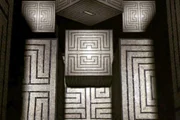<p>Minos sperrt den Minotauros in ein Labyrinth, in dem er zugleich Gefangener und dessen Herr ist.</p>