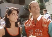 Um einen Mordfall aufzuklären, gibt sich Reno (Lorenzo Lamas) als Offshore-Pilot aus. Debbie (Angie Harmon), die Teamchefin von "Fiesta Special", hat ihm dabei geholfen.