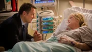 Phil Crabtree (Alan McKenna) besucht Catherine (Sarah Lancashire) im Hospital. Sie ist nur knapp dem Tod entkommem. Doch der Alptraum ist noch lange nicht vorbei.