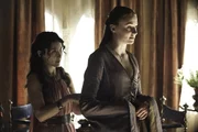 Sansa Stark (Sophie Turner, r), Shae (Sibel Kekilli, l)