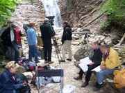 Drehvorbereitung in der Schleifmühl-Schlucht bei Unterammergau: Prof. Harald Lesch (2. von rechts) mit dem Aufnahmeleiter Andreas Jörs (rechts).