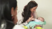 Die Familienhebammen kommen zum Einsatz, wenn frischgebackene Mütter mit der Versorgung ihrer Babys überfordert sind. Ihre Aufgabe ist meist schwierig, da sie den Müttern, die oft selbst aus Problemfamilien stammen, einen Crashkurs in Babypflege und Erziehung geben müssen ...
