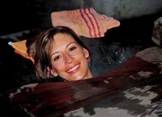Moderatorin Claudia Weber nimmt ein Bad in Karlbad