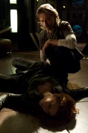 Rushs (Robert Carlyle) Freundin wir umgebracht. Stargate Universe. Foto: © Carole Segal/Syfy © Tele München Fernseh GmbH. © 2009 MGM GLOBAL HOLDINGS INC. ALL RIGHTS RESERVED.
