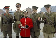 Tim McInnerny, Stephen Fry, tony Robinson, Rowan Atkinson und Hugh Lauri in Blackadder Goes Forth (1989).