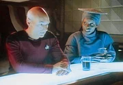 Captain Picard (Patrick Stewart) versucht sich bei Guinan (Whoopi Goldberg) an der Bar zu entspannen, nachdem er in einer Anhoerung gute Ueberzeugungsarbeit geleistet hat.