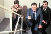 On left: Davis (John Diedrich), in the middle Anderson (Alan Cassell).
