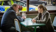 Kurzer Waffenstillstand: Reinhardt (Rosie Cavaliero) glaubt an Murdoch's (Philip Glenister) Unschuld.