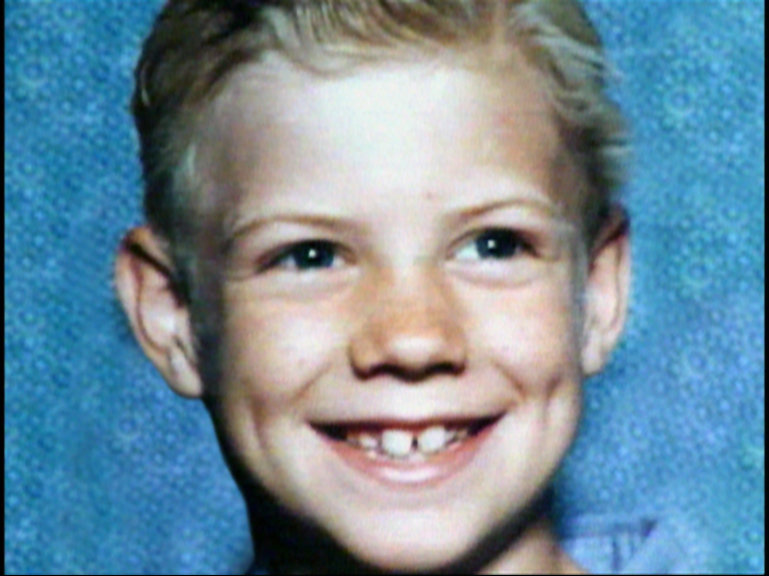 In den Händen des Killers – Aroma Park, ein Städchen südlich von Chicago. An einem Nachmittag im Jahr 1995 kehrt der 10-jährige Christopher (Foto) nicht wie vereinbart vom Angeln zurück. Die Polizei startet sofort eine Suchaktion..