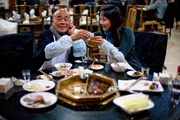 Ken Hom (l.) und Ching-He Huang