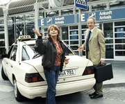 Senta Berger ist die Münchener Taxlerin "schnelle Gerdi" und Friedrich von Thun als ihr Ex.
