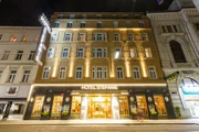 Hotel Stefanie (Außenansichten bei Nacht), das älteste Hotel Wiens, seit 1600.
