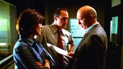 Eine Frau wurde vergewaltigt. Allerdings werden bei ihr in der Wohnung keine Fingerabdrücke oder andere verwertbare Spuren entdeckt. (v.l.) Detective Benson (Mariska Hargitay), Detective Stabler (Christopher Meloni) und Captain Cragen (Dann Florek) sind ratlos!