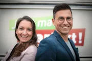 Die Moderatoren Julia Tzschätzsch und Daniel Mauke.