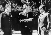 US-Präsident Richarad Nixon (M) entsandte am 14. Januar 1973 nach Konsultationen mit seinem aus Paris zurückgekehrten Berater Henry Kissinger (r) den Vietnam-Experten General Alexander Haig (l) nach Saigon.