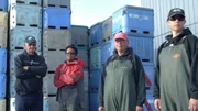 Auch sie sind am Cook Inlet, einer 40.000 Quadratmeilen großen Bucht, die die Kenai-Halbinsel vom Festland trennt, auf Lachsjagd: (v.l.n.r.) Kapitän Wes und seine Crew Reni, Bonnie und Tia ...