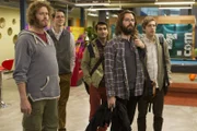 T.J. Miller als Erlich Bachman (1.v.l.), Zach Woods als  Jared Dunn (2.v.r.),  Kumail Nanjiani als Dinesh Chugtai (3.v.r.) , Martin Starr als Bertram Gilfoyle (2.v.r) Thomas Middleditch als Richard Hendricks (r.)