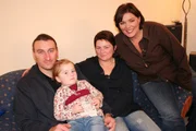 Familienvater Christian ist nach einem Motorradunfall querschnittsgelähmt und hat auch noch seinen Job verloren. Wie und von was soll er mit seiner Frau Doris (2.v.r.) und seiner Tochter Josefine künftig leben? Vera Int Veen erfuhr vom schweren Schicksal der Familie und bot ihre Hilfe an. Das im Rohbau befindliche Haus in Blüthen muss rollstuhlgerecht ausgebaut werden, damit die Familie zusammen leben kann...