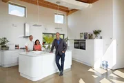 V.l.: Peter Berkin, Chard Berkin und Kevin McCloud in Milton Keynes