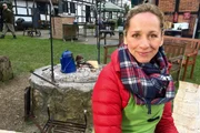 In der ersten Folge prüft Moderatorin Tamina Kallert, ob Kochkurse einen Kurztrip wert sind. Sie testet drei verschiedene Angebote, die die Bandbreite der zahllos im Internet aufgeführten Kurse abdecken. Im idyllischen Niedersachsen lernt Tamina Kallert etwas bislang Unbekanntes kennen. Bei einem Lagerfeuerkochkurs sollen Grill- und Outdoorfans ganz auf ihre Kosten kommen.
