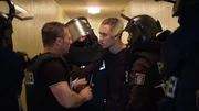 Der Täter Onur T. (Mitte) konnte in die angrenzende Kanalisation flüchten. Es kommt zu einem Schusswechsel, doch schließlich wird Onur T. von EL SEK Klaus Behrendt (li.) und seinen Kollegen gestellt.