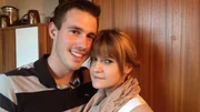 Versicherungskaufmann Stefan,li., will seiner geliebten Angela,re., einen Heiratsantrag machen.