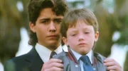 UnzertrennlichJosch (Byron Thames) mit seinem kleinen Bruder Jason(Michael Faustino) auf der Beerdigung der Mutter.