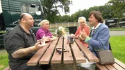 Die Doku zeigt das Aufeinanderprallen zweier Welten: Der Luxusimmobilienmakler Manfred Hagsteiner (r.) und seine Frau Uschi aus Kitzbühl treffen auf den Straßenreiniger Sascha Mahlberg und Frau Tanja (2.v.l.) aus Köln Wesseling. Bei gemeinsamen Aktivitäten, z.B. auf einem Rastplatz, tauchen sie in die Welt des jeweils anderen ein.