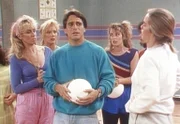 Tony (Tony Danza, 2.v.l.) wird angst und bange, als die Trainerin der Gegenmannschaft große Töne spuckt. Angela (Judith Light, l.) hört gebannt zu.