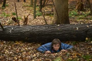Während der Teenager Sam (Dylan Authors) im Wald von einem Baum eingeklemmt wird, glaubt Zach, dass er Prostatakrebs hat ...
