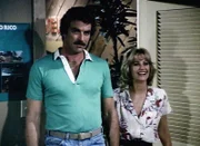 Magnum (Tom Selleck) ist im Auftrag von Cindy Lewellen (Anne Bloom) auf der Suche nach deren spurlos verschwundenem Vater Floyd.