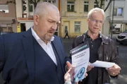 Max Ballauf (Klaus J. Behrendt, r) und Freddy Schenk (Dietmar Bär, l) lesen, was auf den Flugblättern der "Wacht am Rhein" steht.