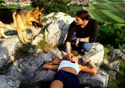 Kommissar Brandtner (Gedeon Burkhard, hinten) und Rex haben die tote Sybille (Doreen Dietel, vorne) in der Nähe eines Kreuzweges entdeckt.