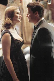 Gerade als sich Brennan (Emily Deschanel) und Booth (David Boreanaz) auf der ägyptischen Ausstellung näher kommen, kommt das Team hinzu...