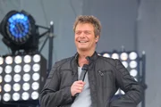 Oliver Geissen moderiert das DSDS-Halbfinale aus dem Landschaftspark Duisburg - wer zieht ins Finale ein? (Foto: DSDS 2015)