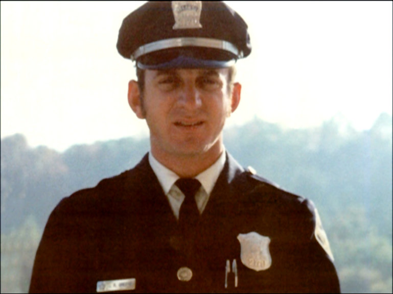 Blutige Dienstmarke – Anfang der 70er-Jahre in Atlanta. Gegen ein Uhr in der Nacht sendet Polizist Jim Green (Foto) den Funkcode 27 in die Zentrale. Das bedeutet: Green möchte die erste Pause seiner Schicht machen. Er fährt den Streifenwagen auf den Parkplatz einer geschlossenen Tankstelle. Eine Stunde später entdeckt ihn ein Kollege: Zusammengesunken lehnt er am Steuer, getötet mit drei Schüssen.