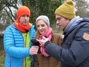 Die "X:enius"-Moderatoren Caro und Gunnar mit dem Forscher Jesko Partecke (li.) auf Tuchfühlung mit einer Amsel