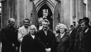 Simon Srebnik (M.) hat den Holocaust überlebt, indem er für Nazis gesungen hat. Nach dem Krieg hat er die Orte des Grauens nochmals aufgesucht.
