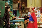 Friends "Häschen gegen Space-Trottel". Im Bild: Wer ist wohl stärker: Catwoman alias Monica (Courteney Cox Arquette, li.) oder Supergirl alias Phoebe (Lisa Kudrow)?