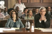 Die beiden Staatsanwälte Alexandra Borgia (Annie Parisse) und Jack McCoy (Sam Waterston) folgen im Gerichtssaal den Ausführungen des Verteidigers.