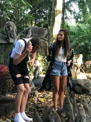 Louisa und Philipp f??ttern ??ffchen, die rund um Indonesiens Tempel leben uns als heilig gelten.